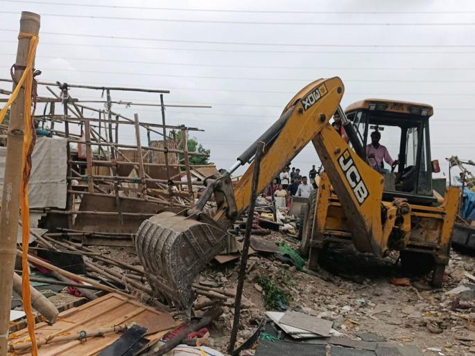 776 huts removed in two days in Vashi; Strike action of the Municipal Corporation | वाशीत दोन दिवसांत हटवल्या ७७६ झोपड्या; महानगरपालिकेची धडक कारवाई 776 huts removed in two days in Vashi; Strike action of the Municipal Corporation | वाशीत दोन दिवसांत हटवल्या ७७६ झोपड्या; महानगरपालिकेची धडक कारवाई