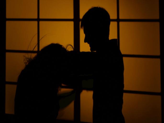 Suspicious of character, husband attack on wife then jumped from the third floor | चारित्र्याच्या संशयावरून पत्नीचा चिरला गळा अन् तिसऱ्या मजल्यावरून उडी मारली Suspicious of character, husband attack on wife then jumped from the third floor | चारित्र्याच्या संशयावरून पत्नीचा चिरला गळा अन् तिसऱ्या मजल्यावरून उडी मारली