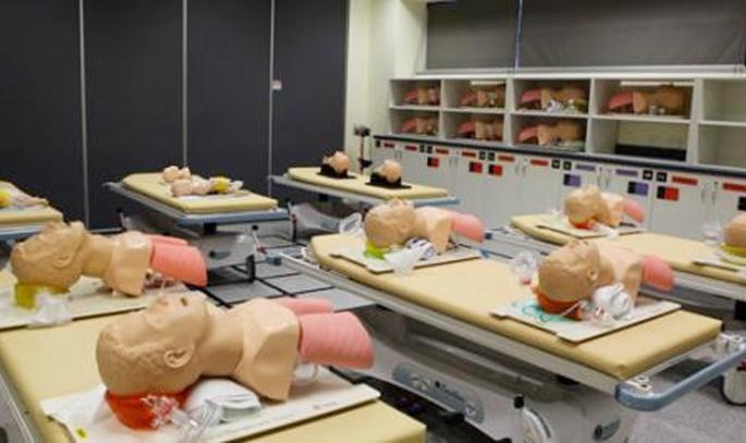 Study lessons that future doctors will need to place on a rubber statue before treating patients | भावी डॉक्टरांना रूग्णांवर उपचार करण्यापूर्वी रबरी पुतळ्यावर गिरवावे लागणार अभ्यासाचे धडे Study lessons that future doctors will need to place on a rubber statue before treating patients | भावी डॉक्टरांना रूग्णांवर उपचार करण्यापूर्वी रबरी पुतळ्यावर गिरवावे लागणार अभ्यासाचे धडे