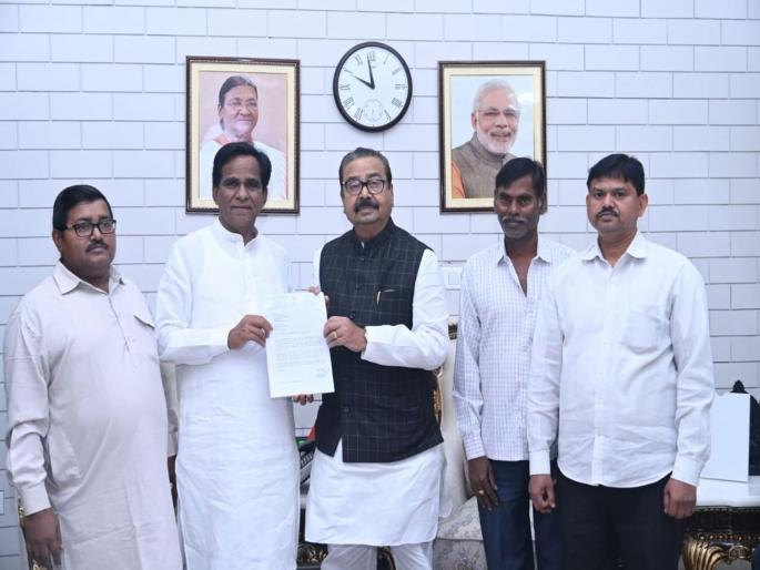 solve the problems of boot polish workers; MP Gajanan Kirtikar's Demand to the Union Minister of State for Railways | बूट पॉलिश कामगारांच्या समस्या सोडवा; खा. गजानन कीर्तिकर यांचं केंद्रीय रेल्वे राज्यमंत्र्यांना निवेदन solve the problems of boot polish workers; MP Gajanan Kirtikar's Demand to the Union Minister of State for Railways | बूट पॉलिश कामगारांच्या समस्या सोडवा; खा. गजानन कीर्तिकर यांचं केंद्रीय रेल्वे राज्यमंत्र्यांना निवेदन