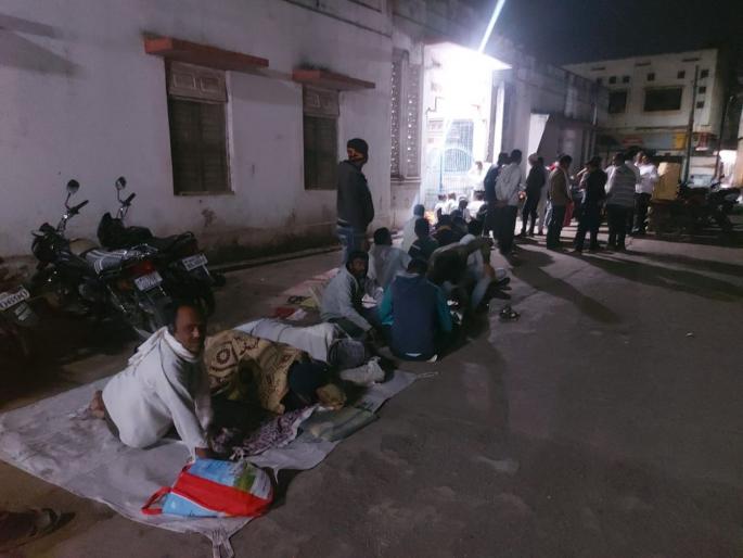 Farmers spent the night awake on the road to register gram to get extra money | जादा पैसे मिळतील म्हणून हरभरा नोंदणीसाठी शेतकऱ्यांनी रस्त्यावर रात्र जागून काढली Farmers spent the night awake on the road to register gram to get extra money | जादा पैसे मिळतील म्हणून हरभरा नोंदणीसाठी शेतकऱ्यांनी रस्त्यावर रात्र जागून काढली