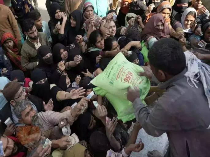 Massive fight for wheat and flour in Pakistan; Only three weeks left | पाकिस्तानमध्ये गहू अन् पीठासाठी लोकांची प्रचंड मारामार; उरले फक्त तीन आठवडे  Massive fight for wheat and flour in Pakistan; Only three weeks left | पाकिस्तानमध्ये गहू अन् पीठासाठी लोकांची प्रचंड मारामार; उरले फक्त तीन आठवडे