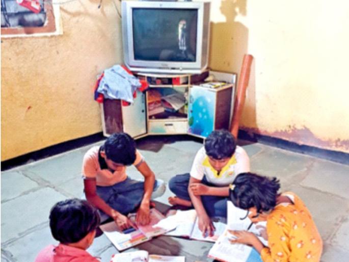 The village that turns off the TV in the evening in western Maharashtra! | संध्याकाळी टीव्ही बंद करणारं अन् पोरांना भाकरी भाजायला शिकवणारं पश्चिम महाराष्ट्रातील गाव! The village that turns off the TV in the evening in western Maharashtra! | संध्याकाळी टीव्ही बंद करणारं अन् पोरांना भाकरी भाजायला शिकवणारं पश्चिम महाराष्ट्रातील गाव!