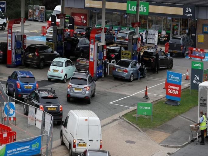 Sale at Rs 15 per liter at petrol pump due to a mistake made by the manager | अचानक पेट्रोलची १५ रुपये प्रतिलीटर दराने विक्री; लोकांनी टाकी फुल केली, मग... Sale at Rs 15 per liter at petrol pump due to a mistake made by the manager | अचानक पेट्रोलची १५ रुपये प्रतिलीटर दराने विक्री; लोकांनी टाकी फुल केली, मग...