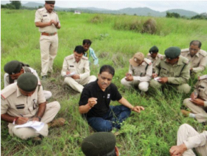 Melghat's 'Grass Man' has planted grass in 30 tiger projects | मेळघाटच्या ‘ग्रास मॅन’ने ३० व्याघ्र प्रकल्पांत फुलविले कुरण; ‘गवत असेल तरच वाघ वाचेल’ची संकल्पना Melghat's 'Grass Man' has planted grass in 30 tiger projects | मेळघाटच्या ‘ग्रास मॅन’ने ३० व्याघ्र प्रकल्पांत फुलविले कुरण; ‘गवत असेल तरच वाघ वाचेल’ची संकल्पना