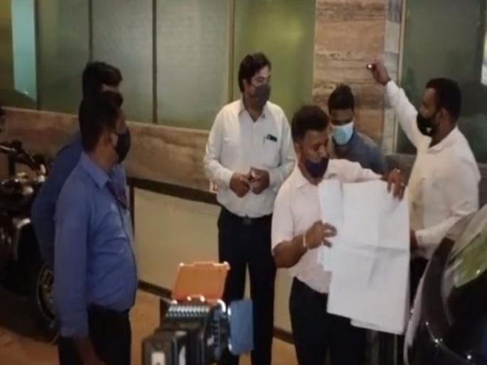 Court stay on Mumbai Municipal Corporation's notice; 3 weeks for Mohit Kamboj | मुंबई महापालिकेच्या नोटिशीला कोर्टाची स्थगिती; कंबोज यांना ३ आठवड्यांची मुदत Court stay on Mumbai Municipal Corporation's notice; 3 weeks for Mohit Kamboj | मुंबई महापालिकेच्या नोटिशीला कोर्टाची स्थगिती; कंबोज यांना ३ आठवड्यांची मुदत