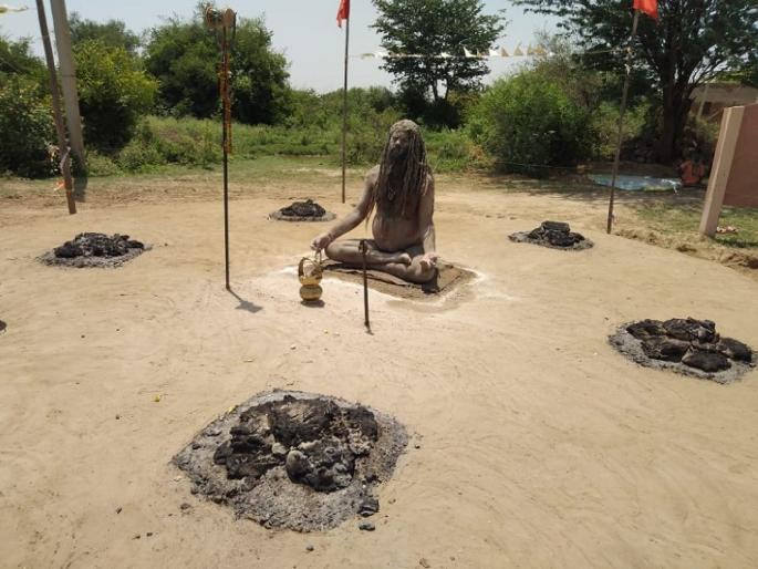 Monk Doing Penance Midst Burning Cow Dung After Sacrificing Food And Water For Corona Elimination | Coronavirus: रखरखत्या उन्हात जळत्या गोवऱ्यांच्या धुरात, ७ दिवसांपासून अन्नपाणी त्याग करून साधूची कठोर तपस्या Monk Doing Penance Midst Burning Cow Dung After Sacrificing Food And Water For Corona Elimination | Coronavirus: रखरखत्या उन्हात जळत्या गोवऱ्यांच्या धुरात, ७ दिवसांपासून अन्नपाणी त्याग करून साधूची कठोर तपस्या
