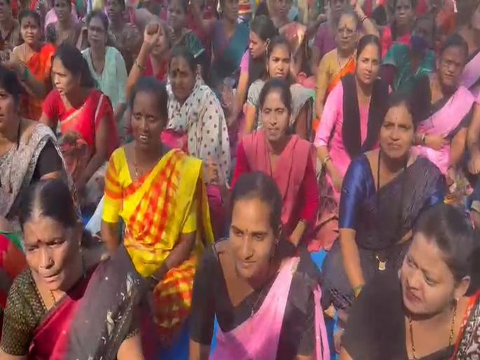 Anganwadi workers protest in front of the collector office for various demands in Thane | ठाण्यात अंगणवाडी सेविकांचं जिल्हाधिकारी कार्यालयासमोर धरणे आंदोलन Anganwadi workers protest in front of the collector office for various demands in Thane | ठाण्यात अंगणवाडी सेविकांचं जिल्हाधिकारी कार्यालयासमोर धरणे आंदोलन