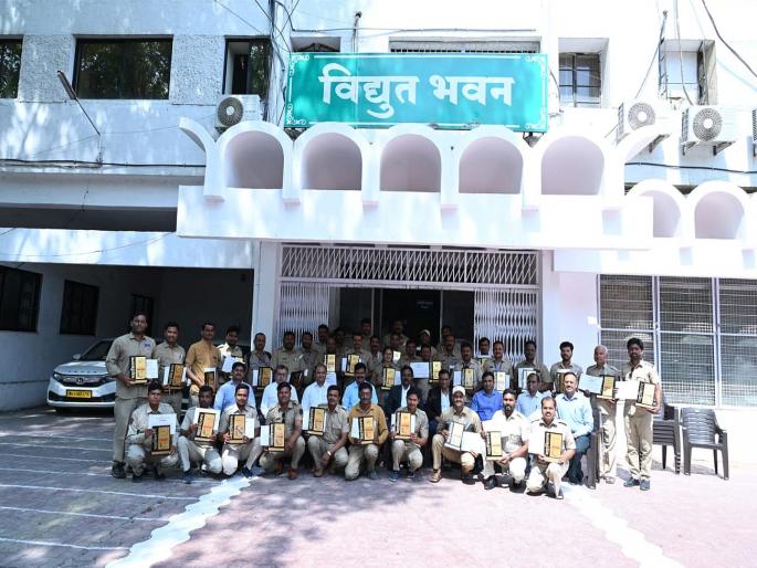 38 electricity workers in Akola circle honored with meritorious workers award | अकोला परिमंडळातील ३८ वीज कर्मचारी गुणवंत कामगार पुरस्काराने सन्मानित 38 electricity workers in Akola circle honored with meritorious workers award | अकोला परिमंडळातील ३८ वीज कर्मचारी गुणवंत कामगार पुरस्काराने सन्मानित