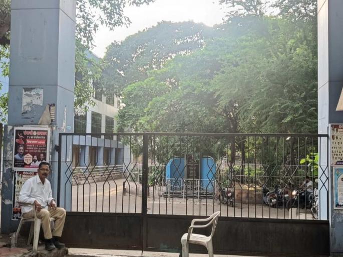 No entry in Solapur District Council on holidays; Lock the main door | सुट्टीच्या दिवशी सोलापूर जिल्हा परिषदेत नो एन्ट्री; मुख्य दरवाज्याला कुलूप No entry in Solapur District Council on holidays; Lock the main door | सुट्टीच्या दिवशी सोलापूर जिल्हा परिषदेत नो एन्ट्री; मुख्य दरवाज्याला कुलूप