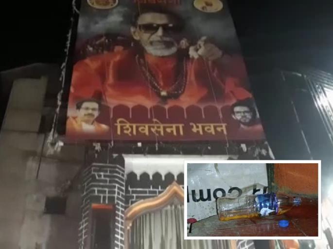 Ravi Rana, Navneet Rana vs Shiv Sena dispute; Rana Supporters Vandalism Shiv Sena Bhavan in Amravati | राणाविरुद्ध शिवसेना वाद पेटला; अमरावतीत शिवसेना भवनाची आत घुसून तोडफोड Ravi Rana, Navneet Rana vs Shiv Sena dispute; Rana Supporters Vandalism Shiv Sena Bhavan in Amravati | राणाविरुद्ध शिवसेना वाद पेटला; अमरावतीत शिवसेना भवनाची आत घुसून तोडफोड