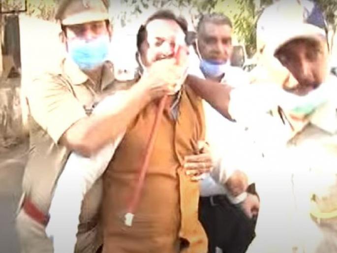 Congress workers' agitation outside Devendra Fadnavis's house, BJP workers also gathered. Adequate security of the police | देवेंद्र फडणवीसांच्या घराबाहेर तणावाची परिस्थिती; काँग्रेस-भाजपा आमनेसामने, पोलीस बंदोबस्त वाढला Congress workers' agitation outside Devendra Fadnavis's house, BJP workers also gathered. Adequate security of the police | देवेंद्र फडणवीसांच्या घराबाहेर तणावाची परिस्थिती; काँग्रेस-भाजपा आमनेसामने, पोलीस बंदोबस्त वाढला