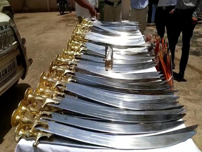 Conspiracy to cause riots in Maharashtra? 89 swords found in Dhule; Serious allegations of BJP | महाराष्ट्रात दंगल घडवण्याचा कट? धुळ्यात सापडल्या ८९ तलवारी; भाजपाचा गंभीर आरोप Conspiracy to cause riots in Maharashtra? 89 swords found in Dhule; Serious allegations of BJP | महाराष्ट्रात दंगल घडवण्याचा कट? धुळ्यात सापडल्या ८९ तलवारी; भाजपाचा गंभीर आरोप