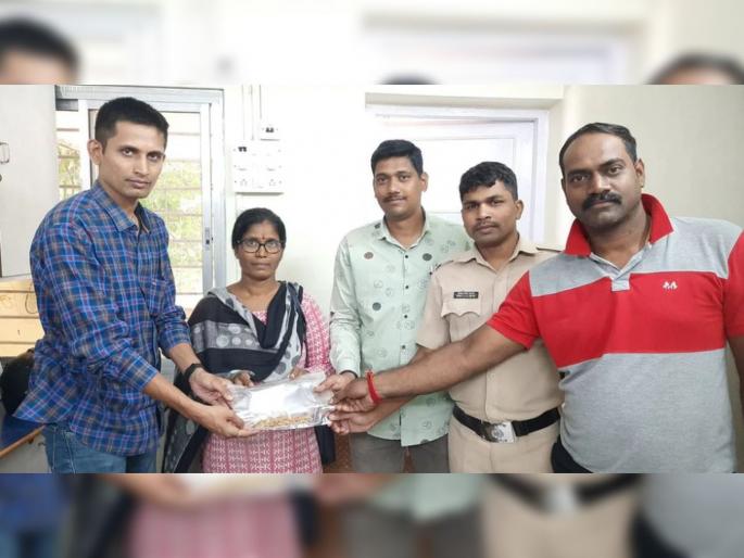 In Mumbai Police, gold worth Rs 5 lakh recovered from clutches of rats in gutter | उंदिरमामानं मार्ग दाखवला अन् मुंबई पोलिसांना १० तोळे सोनं सापडलं; काय घडलं? In Mumbai Police, gold worth Rs 5 lakh recovered from clutches of rats in gutter | उंदिरमामानं मार्ग दाखवला अन् मुंबई पोलिसांना १० तोळे सोनं सापडलं; काय घडलं?