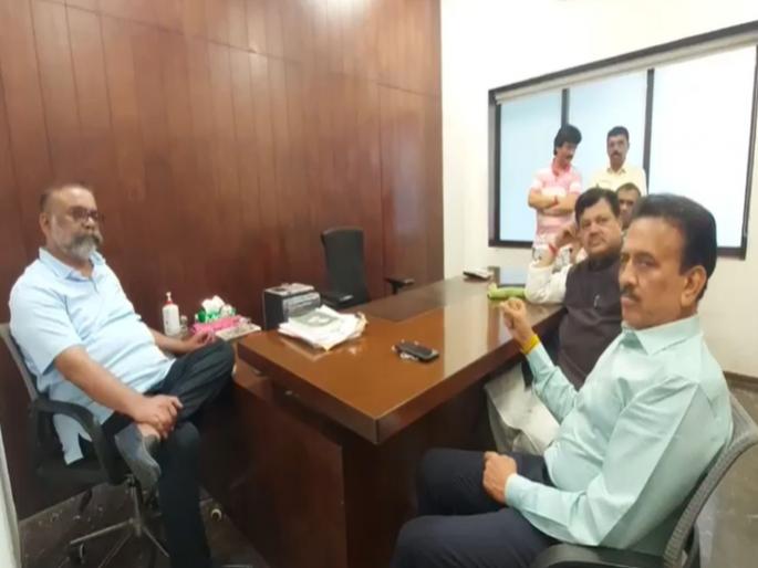 Vidhan Parishad Election: BJP leader girish Mahajan and Pravin Darekar Meets Hitendra Thakur | Vidhan Parishad Election: "अप्पा, मला शिव्या दिल्या म्हणून यावं लागलं"; BJP नेते हितेंद्र ठाकूरांना भेटले