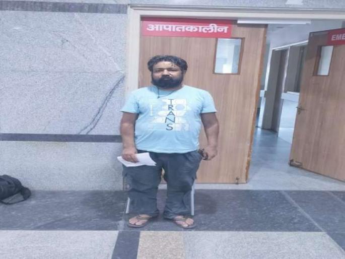 After 2 months, the corona infected patient stood on his feet, the doctor was emotional | मृत्यूच्या दाढेतून मिळालं जीवदान; २ महिन्यांनी संक्रमिक रुग्ण पायावर उभा राहिला, डॉक्टर भावूक After 2 months, the corona infected patient stood on his feet, the doctor was emotional | मृत्यूच्या दाढेतून मिळालं जीवदान; २ महिन्यांनी संक्रमिक रुग्ण पायावर उभा राहिला, डॉक्टर भावूक