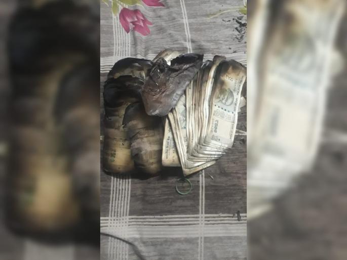 The house caught fire in Jalgaon Burn all items, including cash | घराला आग लागली अन् स्वप्नांची राखरांगोळी झाली; रोख रक्कमेसह सर्व वस्तू जळून खाक The house caught fire in Jalgaon Burn all items, including cash | घराला आग लागली अन् स्वप्नांची राखरांगोळी झाली; रोख रक्कमेसह सर्व वस्तू जळून खाक