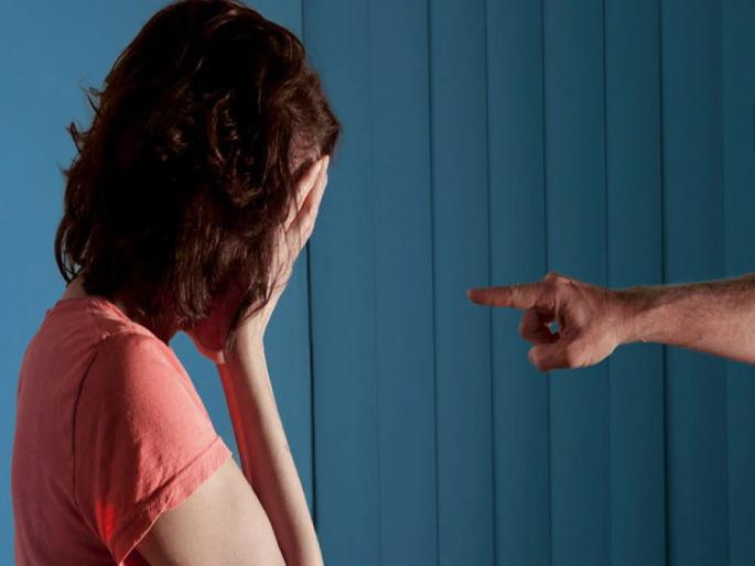 Bengaluru youth arrested by Police, Due to extorting money from women by posing as a lesbian | २१ वर्षीय युवकानं ४० मुलींचं आयुष्य उद्ध्वस्त केलं; पोलिसांनी सापळा रचत आरोपीला पकडलं Bengaluru youth arrested by Police, Due to extorting money from women by posing as a lesbian | २१ वर्षीय युवकानं ४० मुलींचं आयुष्य उद्ध्वस्त केलं; पोलिसांनी सापळा रचत आरोपीला पकडलं