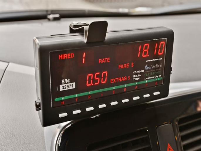 Digital meters free to taxi professionals; Chaturthi gift from the government, a burden of 34 crores | टॅक्सी व्यावसायिकांना डिजिटल मीटर मोफत; सरकारकडून चतुर्थीची भेट, ३४ कोटींचा भार Digital meters free to taxi professionals; Chaturthi gift from the government, a burden of 34 crores | टॅक्सी व्यावसायिकांना डिजिटल मीटर मोफत; सरकारकडून चतुर्थीची भेट, ३४ कोटींचा भार