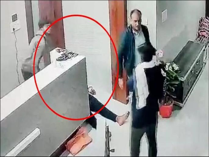 Doctor save the 25-year-old younger cricketer life from the mouth of dying Heart Attack | २५ वर्षीय युवा क्रिकेटरला रुग्णालयातच आला हार्टअटॅक; ९० मिनिटांत ४० वेळा श्वास थांबला, पण... Doctor save the 25-year-old younger cricketer life from the mouth of dying Heart Attack | २५ वर्षीय युवा क्रिकेटरला रुग्णालयातच आला हार्टअटॅक; ९० मिनिटांत ४० वेळा श्वास थांबला, पण...