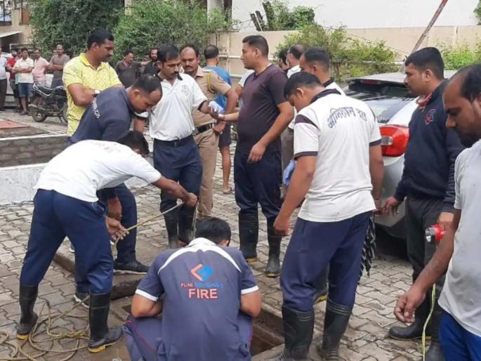 Two workers died of suffocation while cleaning sewer chambers at Navi Mumbai | गटारीचे चेंबर साफ करताना गुदमरून दोन कामगारांचा मृत्यू; हलगर्जीपणा भोवला Two workers died of suffocation while cleaning sewer chambers at Navi Mumbai | गटारीचे चेंबर साफ करताना गुदमरून दोन कामगारांचा मृत्यू; हलगर्जीपणा भोवला