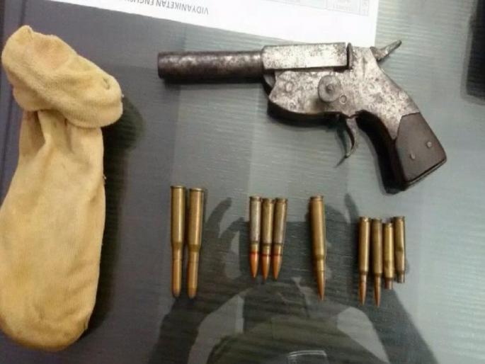 Indigenous cuts, cartridges hidden in the house by college students In Mumbai | कॉलेजच्या विद्यार्थ्यांने घरात लपविलेले देशी कट्टे, काडतुसे; मुंबई पोलिसही चक्रावले Indigenous cuts, cartridges hidden in the house by college students In Mumbai | कॉलेजच्या विद्यार्थ्यांने घरात लपविलेले देशी कट्टे, काडतुसे; मुंबई पोलिसही चक्रावले