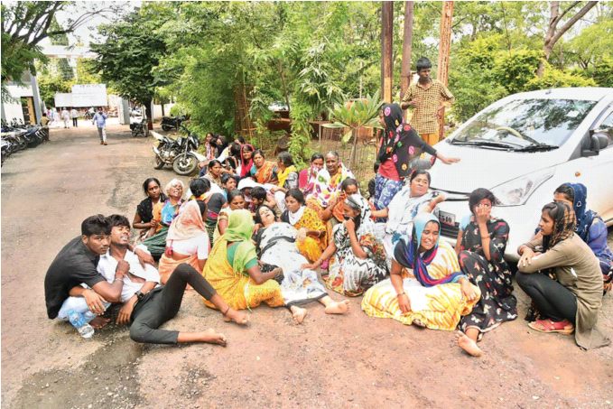 Youth commits suicide due to caste panchayat ; Shocking incident in Osmanabad | जात पंचायतीच्या ‘वसुली’ला कंटाळून तरुणाची आत्महत्या; उस्मानाबादमधील धक्कादायक घटना Youth commits suicide due to caste panchayat ; Shocking incident in Osmanabad | जात पंचायतीच्या ‘वसुली’ला कंटाळून तरुणाची आत्महत्या; उस्मानाबादमधील धक्कादायक घटना