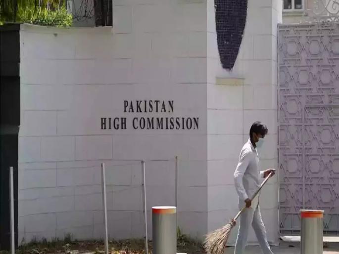 Father, son living in car near Pakistan high commission; area beat cop suspended | आठवडाभरापासून बाप-लेक हेल्मेट घालून कारमध्ये राहायचे; पाक उच्चायुक्त कार्यालयाबाहेर काय शिजतंय? Father, son living in car near Pakistan high commission; area beat cop suspended | आठवडाभरापासून बाप-लेक हेल्मेट घालून कारमध्ये राहायचे; पाक उच्चायुक्त कार्यालयाबाहेर काय शिजतंय?