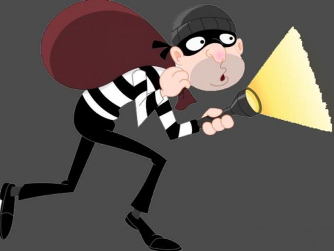 Two flat thieves broke into the same building in goa | एकाच इमारतमधील दोन फ्लॅट चोरट्यांनी फोडले Two flat thieves broke into the same building in goa | एकाच इमारतमधील दोन फ्लॅट चोरट्यांनी फोडले