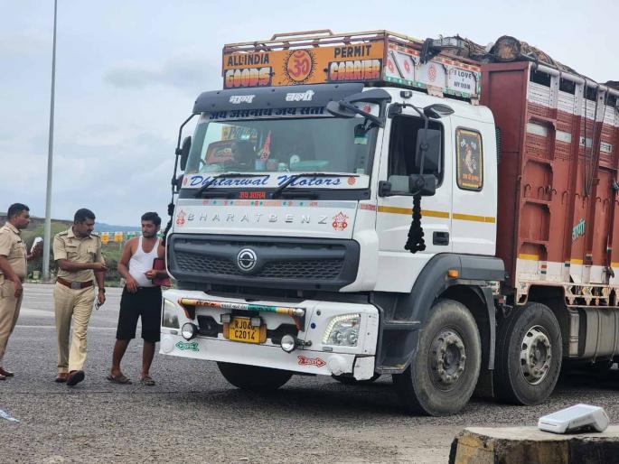 RTO took action against 2000 vehicles in three days and collected a penalty of 73 lakhs | ‘आरटीओ’कडून तीन दिवसांत २ हजार वाहनांवर कारवाई करीत ७३ लाखांची दंडवसुली RTO took action against 2000 vehicles in three days and collected a penalty of 73 lakhs | ‘आरटीओ’कडून तीन दिवसांत २ हजार वाहनांवर कारवाई करीत ७३ लाखांची दंडवसुली