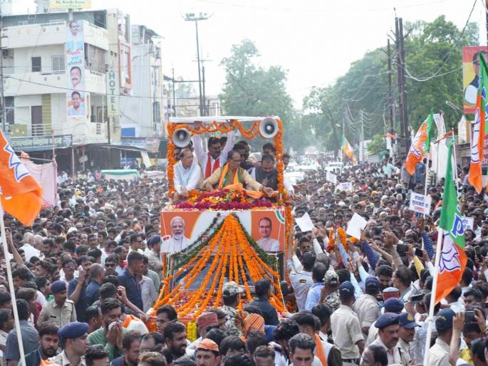 A large crowd of people at Chief Minister Shivraj Singh Chouhan's road show | मुख्यमंत्री शिवराज सिंह चौहान यांच्या रोड शोमध्ये लोकांचा मोठा जनसमुदाय