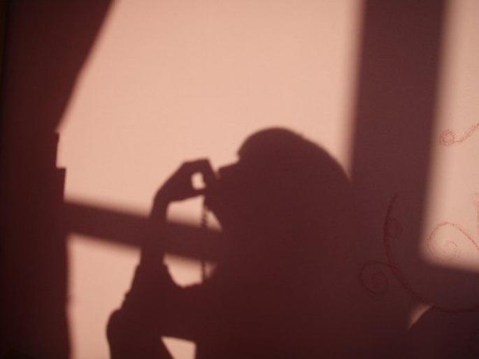 In Mumbai, a youth cheated a schoolgirl, robbed her of money by threatening to spread her nude photos viral | शाळेच्या गेटवरील मैत्री विद्यार्थिनीला पडली महागात; सोन्याचे दागिने लुटले In Mumbai, a youth cheated a schoolgirl, robbed her of money by threatening to spread her nude photos viral | शाळेच्या गेटवरील मैत्री विद्यार्थिनीला पडली महागात; सोन्याचे दागिने लुटले