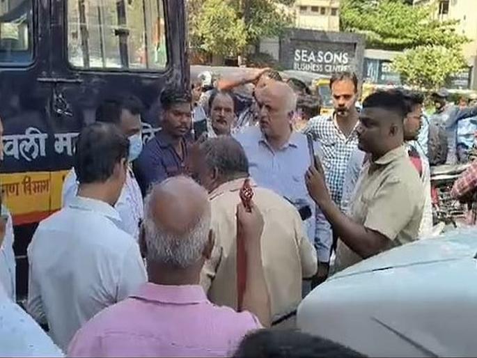 Fined for rickshaws parked in no parking; The driver argued with the police | नो पार्किंग मध्ये उभ्या असलेल्या रिक्षाला केला दंड; चालकाने घातला पोलिसाशी वाद Fined for rickshaws parked in no parking; The driver argued with the police | नो पार्किंग मध्ये उभ्या असलेल्या रिक्षाला केला दंड; चालकाने घातला पोलिसाशी वाद