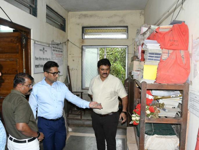 Collector M. Devender suddenly inspected the offices | जिल्हाधिकारी एम. देवेंदर यांनी अचानक केली कार्यालयांची पाहणी Collector M. Devender suddenly inspected the offices | जिल्हाधिकारी एम. देवेंदर यांनी अचानक केली कार्यालयांची पाहणी