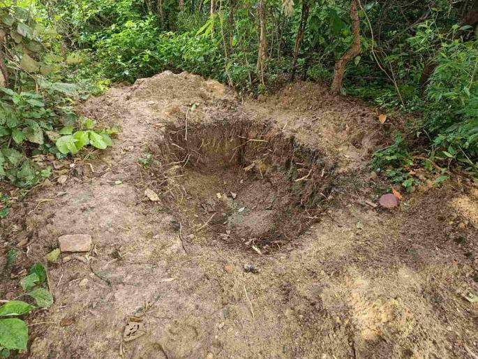 At the foot of the historic fort at Vairagarh in Armeri taluka, there have been many excavations for secret money | गुप्तधनाच्या लालसेपोटी वैरागड किल्ल्याच्या पायथ्याशी खाेदले खड्डे; पूजेचे साहित्य सापडले At the foot of the historic fort at Vairagarh in Armeri taluka, there have been many excavations for secret money | गुप्तधनाच्या लालसेपोटी वैरागड किल्ल्याच्या पायथ्याशी खाेदले खड्डे; पूजेचे साहित्य सापडले