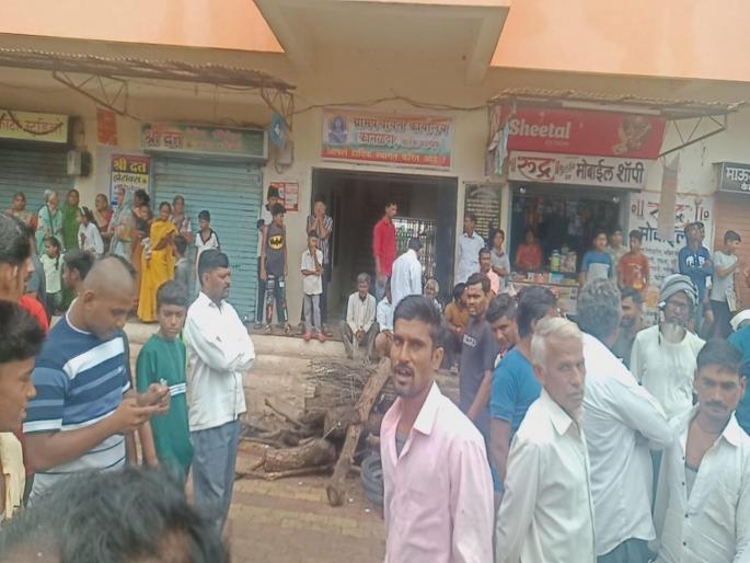 Angry villagers marched for funeral in front of G.P. office; | रस्ता नसल्याने कानळदा ग्रा.पं.कार्यालयासमोर अंत्यसंस्कारासाठी सरसावले संतप्त ग्रामस्थ Angry villagers marched for funeral in front of G.P. office; | रस्ता नसल्याने कानळदा ग्रा.पं.कार्यालयासमोर अंत्यसंस्कारासाठी सरसावले संतप्त ग्रामस्थ