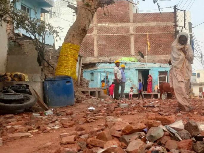 People from 2 villages clashed for only 12 thousand; 8 people were injured at Madhya Pradesh | फक्त १२ हजारांसाठी २ गावातील लोक एकमेकांना भिडले; ८ जण रक्तबंबाळ झाले, काय घडले? People from 2 villages clashed for only 12 thousand; 8 people were injured at Madhya Pradesh | फक्त १२ हजारांसाठी २ गावातील लोक एकमेकांना भिडले; ८ जण रक्तबंबाळ झाले, काय घडले?