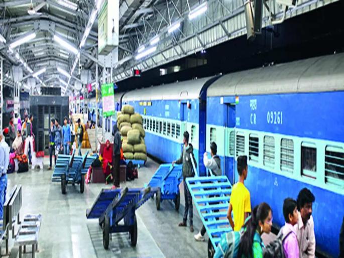 Clash between guards and security guards in Janata Express; Midnight strike of employees | जनता एक्स्प्रेसमधील गार्ड व सुरक्षा रक्षकांत हाणामारी; कर्मचाऱ्यांचे मध्यरात्री ठिय्या आंदोलन Clash between guards and security guards in Janata Express; Midnight strike of employees | जनता एक्स्प्रेसमधील गार्ड व सुरक्षा रक्षकांत हाणामारी; कर्मचाऱ्यांचे मध्यरात्री ठिय्या आंदोलन