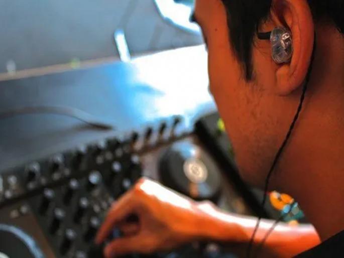 Ear-phones and loud DJs will make you deaf! | कानात इअरफोन्स आणि कर्णकर्कश डीजे बहिरे व्हाल! Ear-phones and loud DJs will make you deaf! | कानात इअरफोन्स आणि कर्णकर्कश डीजे बहिरे व्हाल!