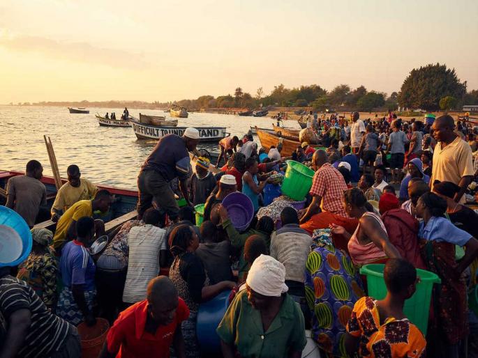 A woman buying fish demands sex instead of money; A strange trend in 'Malawi' country | मासे खरेदी करणाऱ्या महिलेकडे पैशांऐवजी सेक्सची मागणी; 'या' देशात विचित्र ट्रेंड A woman buying fish demands sex instead of money; A strange trend in 'Malawi' country | मासे खरेदी करणाऱ्या महिलेकडे पैशांऐवजी सेक्सची मागणी; 'या' देशात विचित्र ट्रेंड