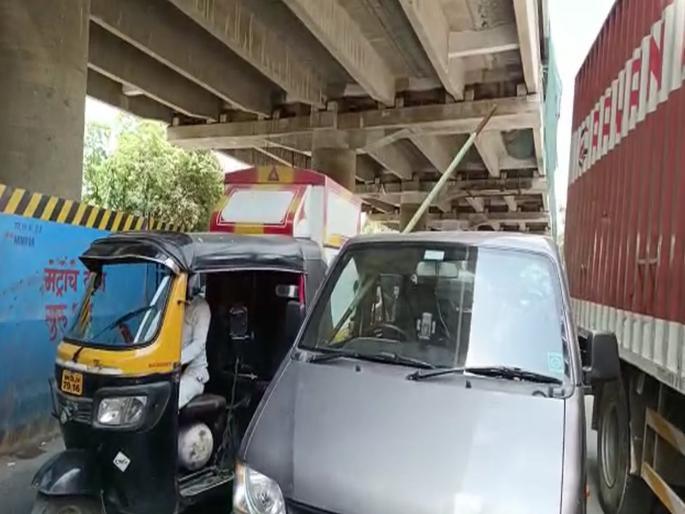 An iron pillar of metro construction fell on a running car in Thane | ठाण्यात धावत्या कारवर मेट्रोच्या बांधकामाची लोखंडी सळई कोसळली An iron pillar of metro construction fell on a running car in Thane | ठाण्यात धावत्या कारवर मेट्रोच्या बांधकामाची लोखंडी सळई कोसळली