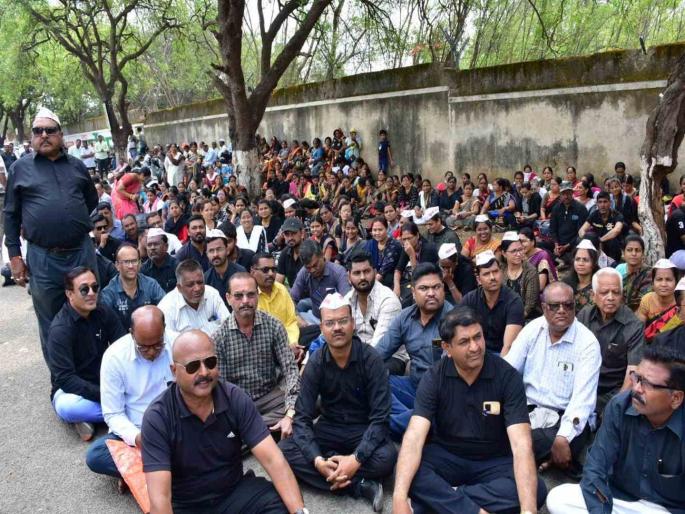 Notices to 18 thousand government employees; Protested the government by wearing black clothes | १८ हजार शासकीय कर्मचाऱ्यांना नोटिसा; काळे कपडे घालून केला शासनाचा निषेध Notices to 18 thousand government employees; Protested the government by wearing black clothes | १८ हजार शासकीय कर्मचाऱ्यांना नोटिसा; काळे कपडे घालून केला शासनाचा निषेध