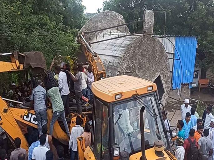 Dilapidated water tank collapses on JCB; Both are seriously injured at ahmadnagar | जीर्ण पाण्याची टाकी जेसीबीवर कोसळली; दोघे गंभीर जखमी Dilapidated water tank collapses on JCB; Both are seriously injured at ahmadnagar | जीर्ण पाण्याची टाकी जेसीबीवर कोसळली; दोघे गंभीर जखमी