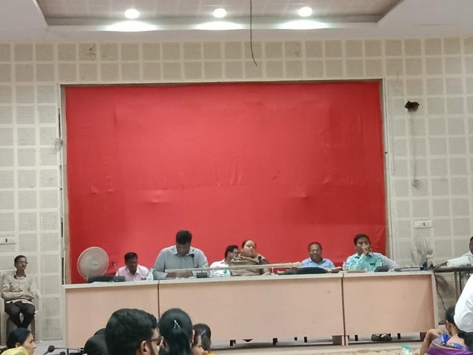 In the face of monsoon, there is no driver in Poklen of the municipality, corporators are aggressive in the Mahasabha at Ahmednagr | पावसाळा तोंडावर, मनपाच्या पोकलेनला मिळेना चालक, महासभेत नगरसेवक आक्रमक In the face of monsoon, there is no driver in Poklen of the municipality, corporators are aggressive in the Mahasabha at Ahmednagr | पावसाळा तोंडावर, मनपाच्या पोकलेनला मिळेना चालक, महासभेत नगरसेवक आक्रमक