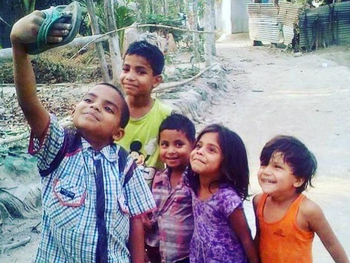 'Selfie', 'Boman Irani', 'Big B' comment and Siddharth Basu's share this viral photo | काळजाला भिडणारा 'सेल्फी', बोमन इराणींचे लाईक, 'बिग बीं'ची कमेंट तर सिद्धार्थ बसूंचा शेअर 'Selfie', 'Boman Irani', 'Big B' comment and Siddharth Basu's share this viral photo | काळजाला भिडणारा 'सेल्फी', बोमन इराणींचे लाईक, 'बिग बीं'ची कमेंट तर सिद्धार्थ बसूंचा शेअर