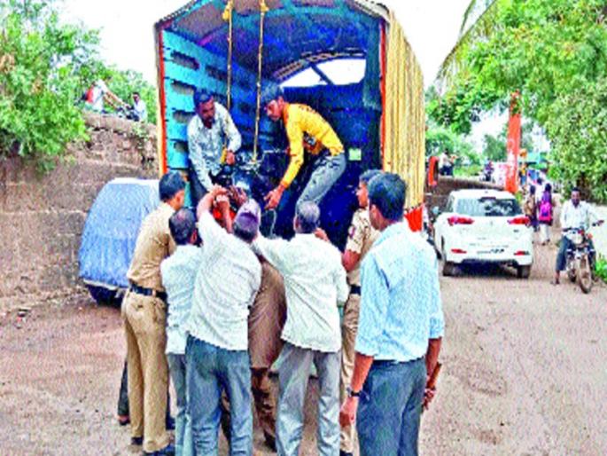 Action was taken around the school, hovering around the school | टवाळखोरांवर कारवाई, शाळेभोवती घालत होते घिरट्या Action was taken around the school, hovering around the school | टवाळखोरांवर कारवाई, शाळेभोवती घालत होते घिरट्या