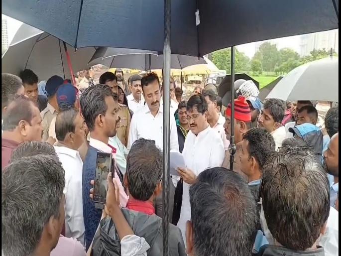 Farmer opposition to Metro Rail's land survey; Survey started in police facilities | मेट्रो रेल्वेच्या जमीन सर्वेक्षणास शेतकऱ्यांचा विरोध; पोलिस बंदोबस्तात सर्वेक्षण सुरु Farmer opposition to Metro Rail's land survey; Survey started in police facilities | मेट्रो रेल्वेच्या जमीन सर्वेक्षणास शेतकऱ्यांचा विरोध; पोलिस बंदोबस्तात सर्वेक्षण सुरु