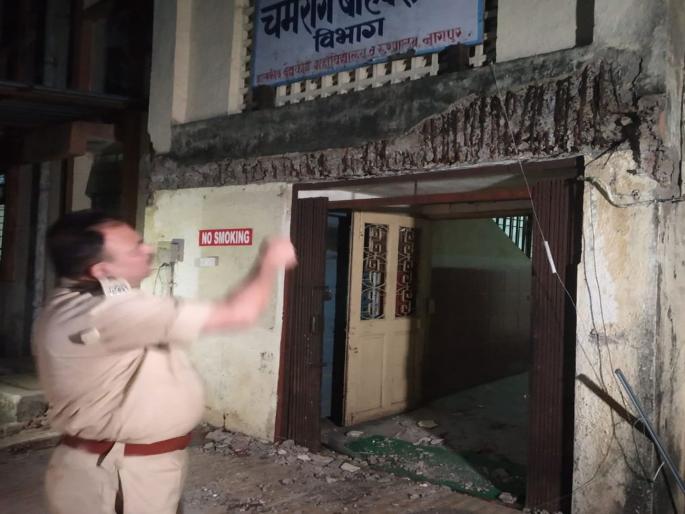 Patient and relative death of a slab collapsed | स्लॅब कोसळून रुग्ण व नातेवाईकाचा मृत्यू; जीर्ण स्लॅबकडे बांधकाम विभागाचे झाले होते दुर्लक्ष Patient and relative death of a slab collapsed | स्लॅब कोसळून रुग्ण व नातेवाईकाचा मृत्यू; जीर्ण स्लॅबकडे बांधकाम विभागाचे झाले होते दुर्लक्ष