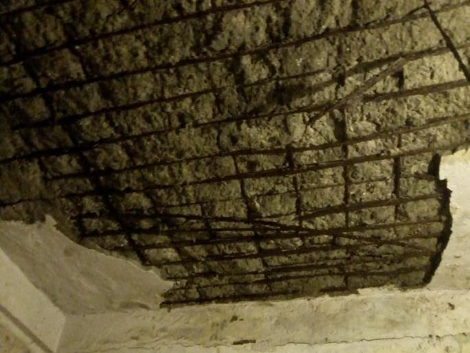 The slab of a dangerous building collapsed; The death of the resident | अतिधोकादायक इमारतीचा स्लॅब कोसळला; रहिवाशाच्या मृत्यू  The slab of a dangerous building collapsed; The death of the resident | अतिधोकादायक इमारतीचा स्लॅब कोसळला; रहिवाशाच्या मृत्यू