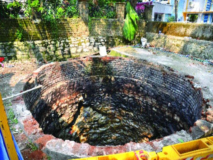 Accident due to the weak slab of the well | विहिरीच्या कमकुवत स्लॅबमुळे घडली दुर्घटना, स्थानिकांकडून खंत व्यक्त Accident due to the weak slab of the well | विहिरीच्या कमकुवत स्लॅबमुळे घडली दुर्घटना, स्थानिकांकडून खंत व्यक्त